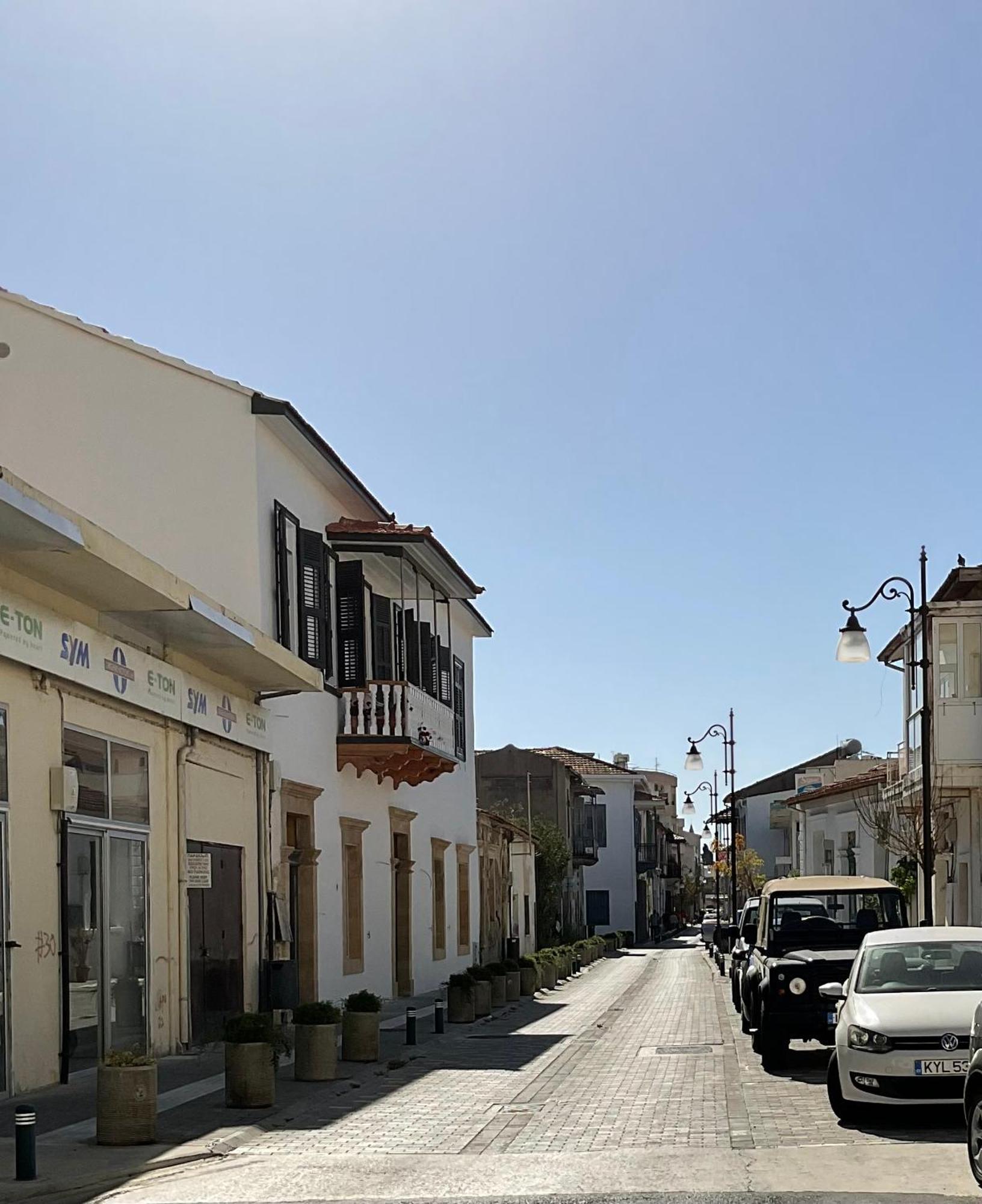 Le Voyageur Apartment Larnaca Bagian luar foto