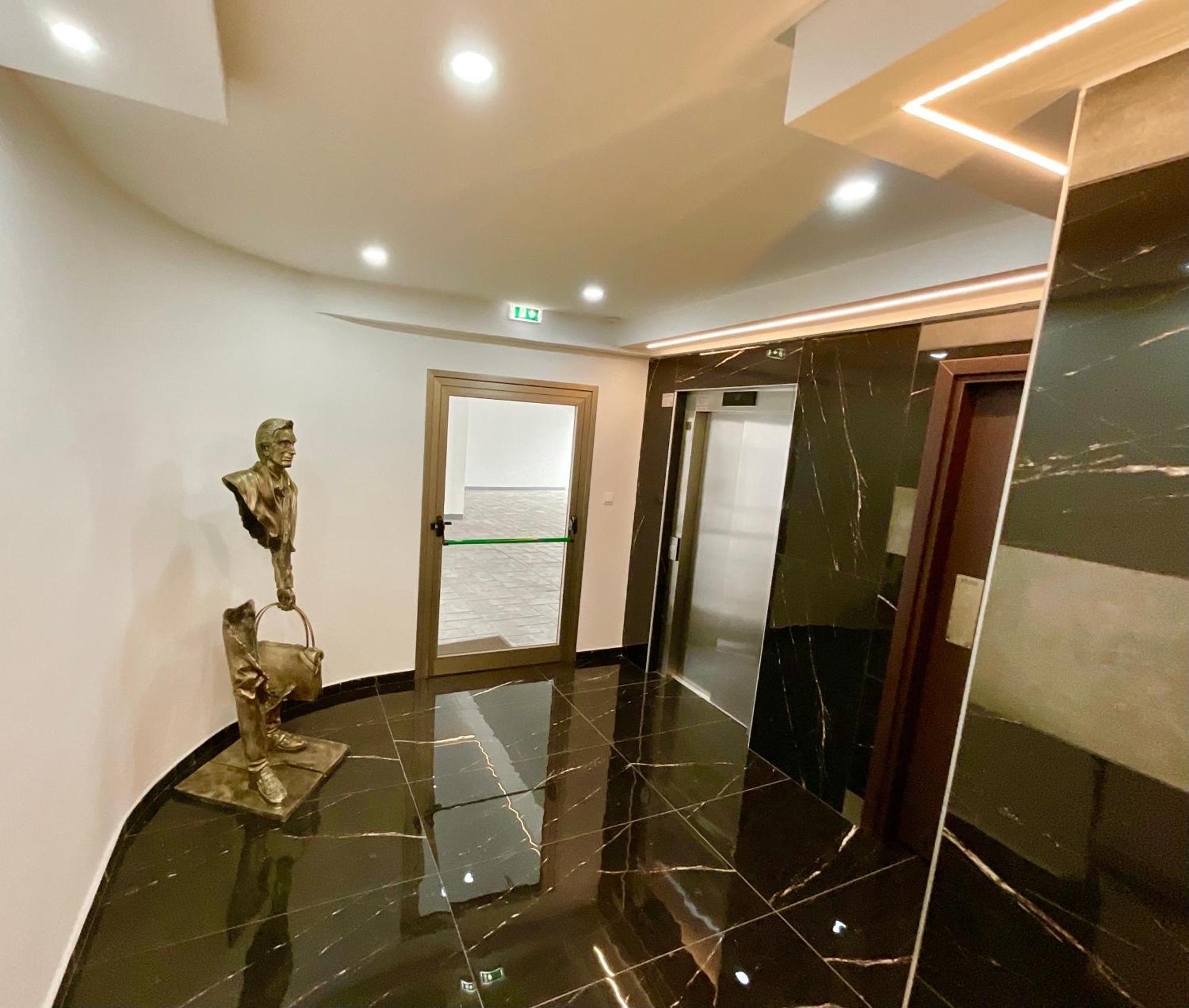 Le Voyageur Apartment Larnaca Bagian luar foto